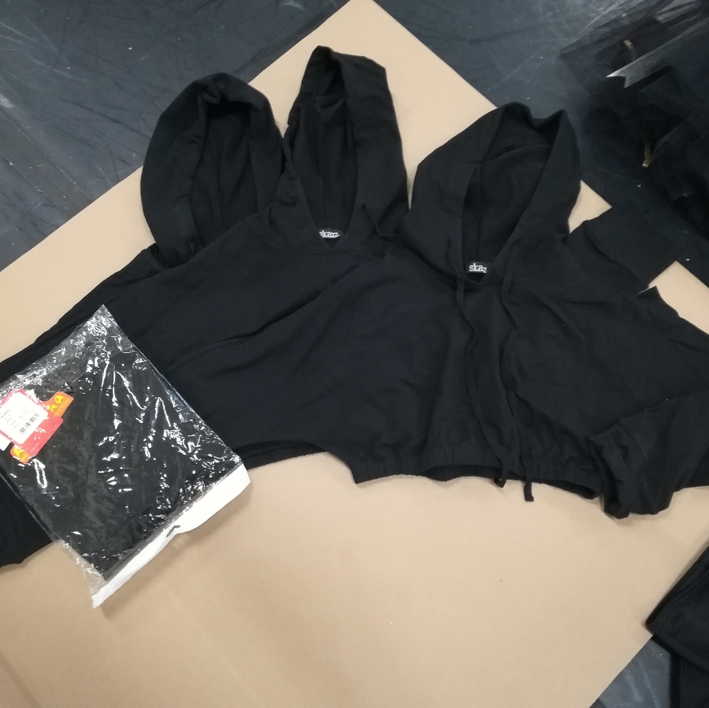3 Cropped hoodies